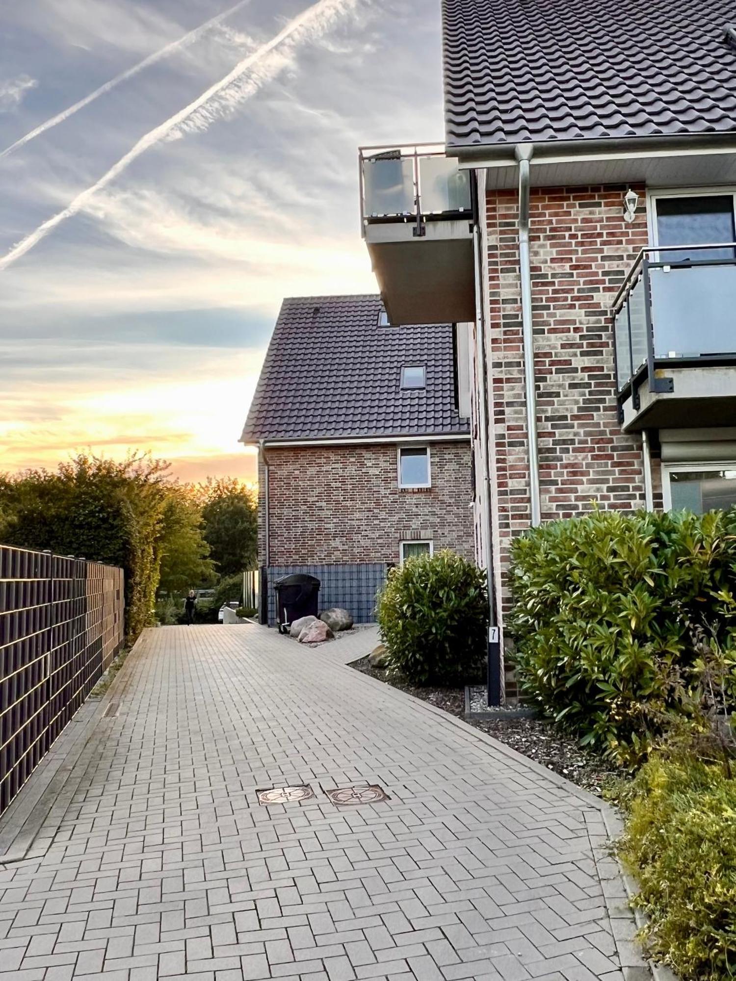 Kleine Auszeit -- Inklusive Parkplatz & Wifi, Geschirrspueler, Waschmaschine & Terrasse Mit Strandkorb -- Perfekt Fuer Urlaub & Business Scharbeutz Exterior foto